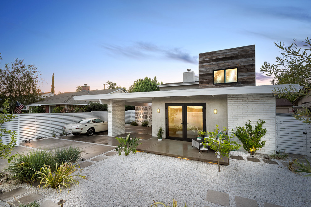 Photo of a mid-sized contemporary exterior in Los Angeles.