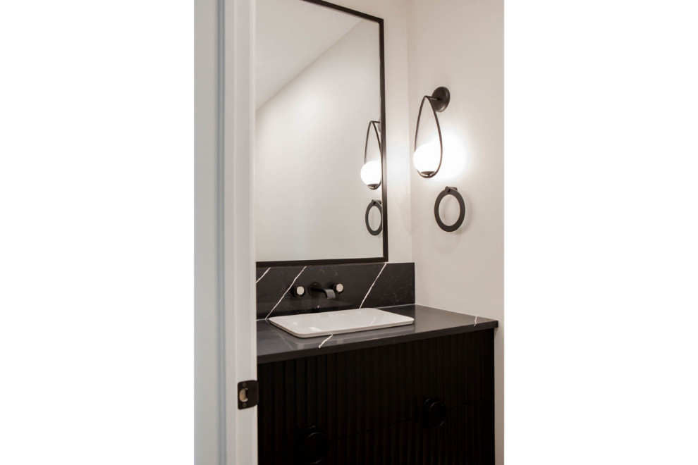 Inspiration för ett litet vintage svart svart toalett, med luckor med upphöjd panel, svarta skåp, en toalettstol med hel cisternkåpa, vita väggar, ett integrerad handfat, bänkskiva i kvarts och brunt golv