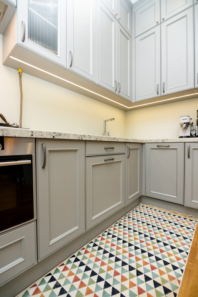 Светло-серая кухня в классическом стиле