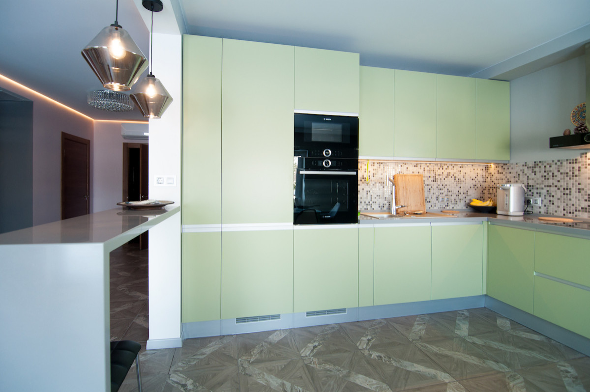 Большая кухня с барной стойкой