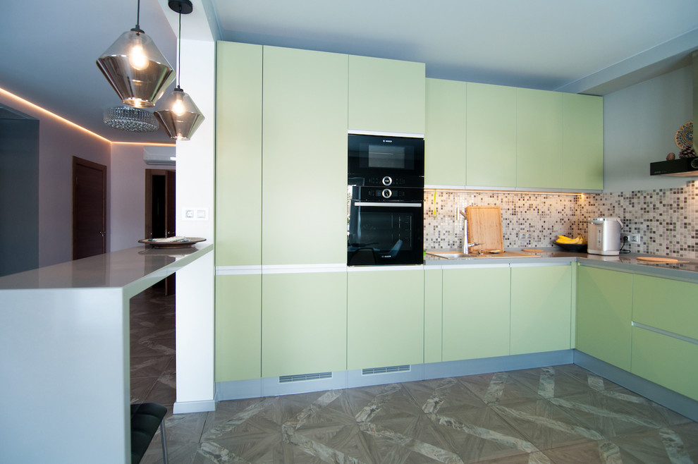 Большая кухня с барной стойкой