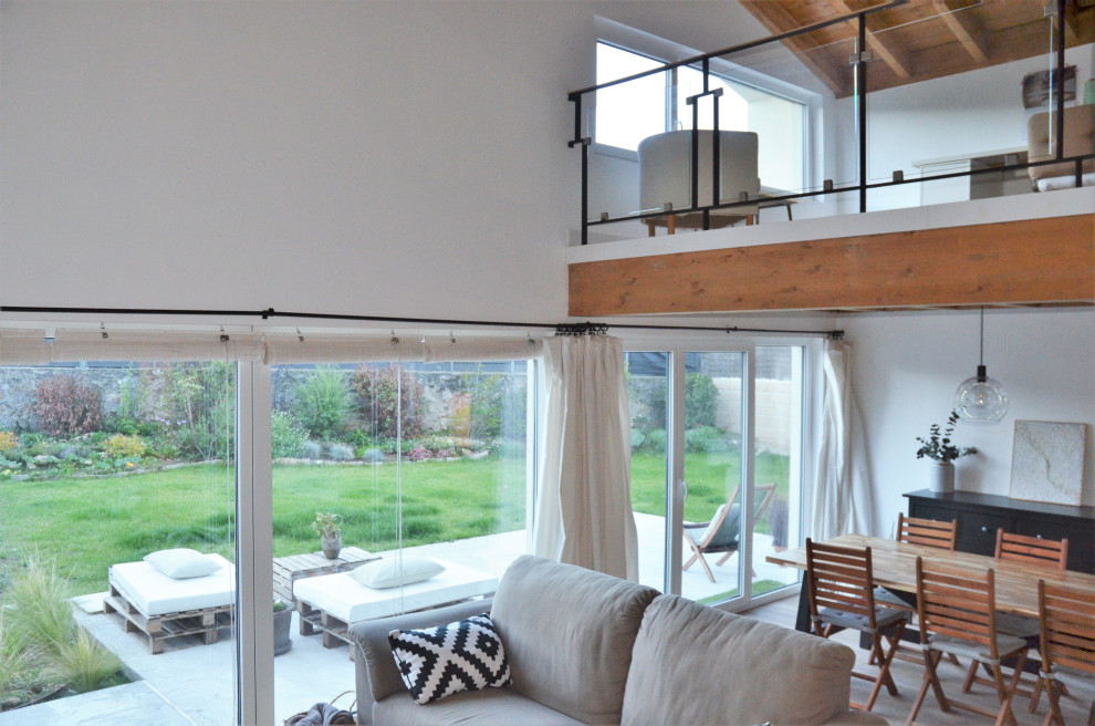 Mittelgroßes, Offenes Nordisches Wohnzimmer mit weißer Wandfarbe, Porzellan-Bodenfliesen, TV-Wand und Holzdecke in Sonstige