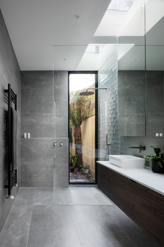 Photo of a contemporary bathroom in Melbourne.