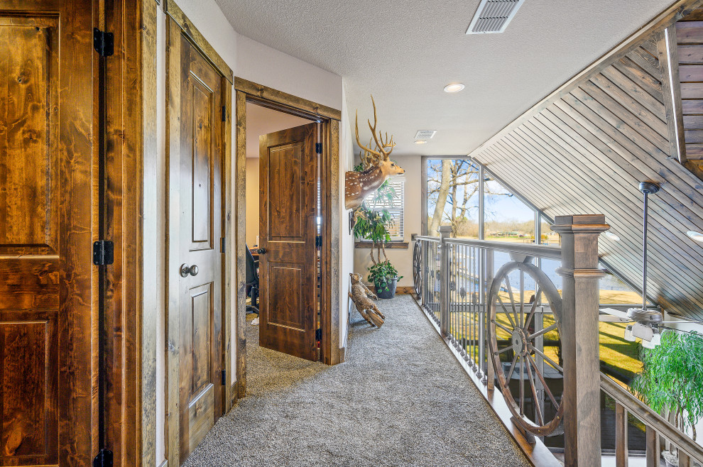 Foto di un piccolo ingresso o corridoio stile rurale con pareti bianche, moquette, pavimento grigio e soffitto a volta