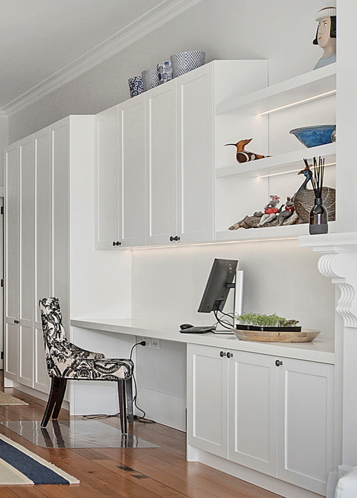 Foto di un piccolo ufficio vittoriano con pareti bianche, pavimento in legno massello medio, scrivania incassata e pavimento marrone