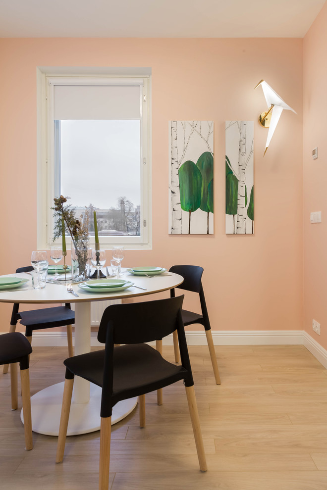 Ispirazione per una piccola sala da pranzo aperta verso la cucina con pareti rosa, pavimento in legno massello medio e nessun camino