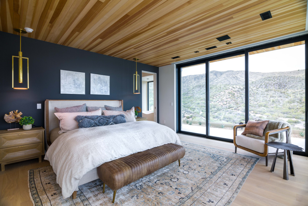 Пример оригинального дизайна: хозяйская спальня в стиле модернизм с синими стенами, бежевым полом и деревянным потолком без камина