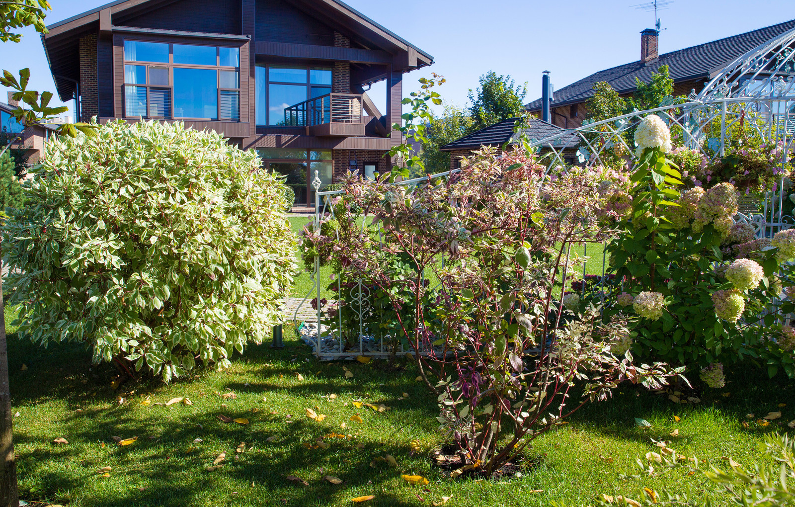 Сад на Пятницком шоссе.  Дизайнер Лариса Юрова