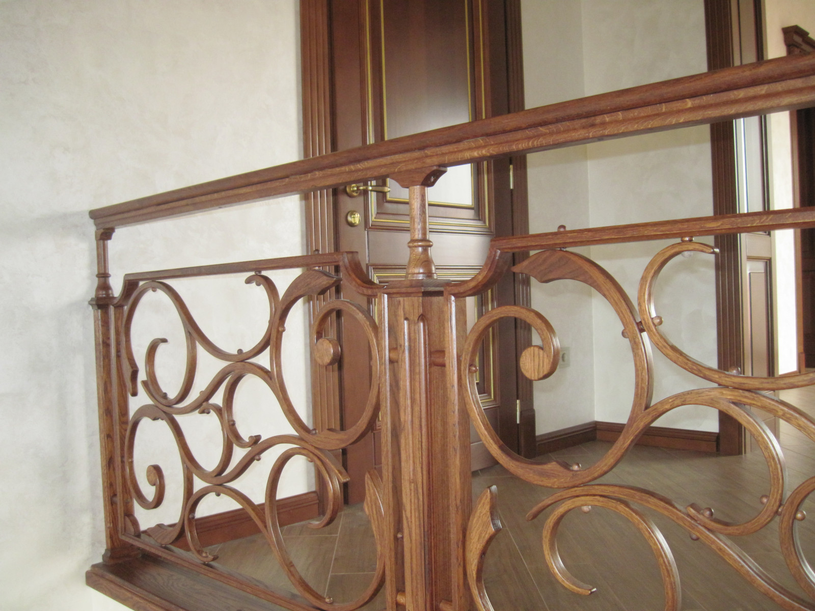 деревянная лестница на бетоне.