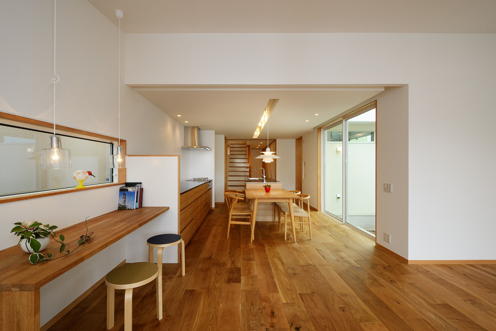 Modernes Arbeitszimmer mit blauer Wandfarbe, hellem Holzboden, Tapetendecke und Tapetenwänden in Sonstige