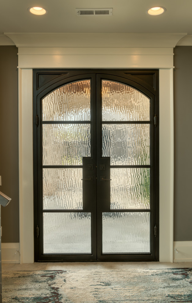 Стильный дизайн: большая входная дверь в стиле фьюжн с серыми стенами, полом из керамогранита, двустворчатой входной дверью, металлической входной дверью и белым полом - последний тренд