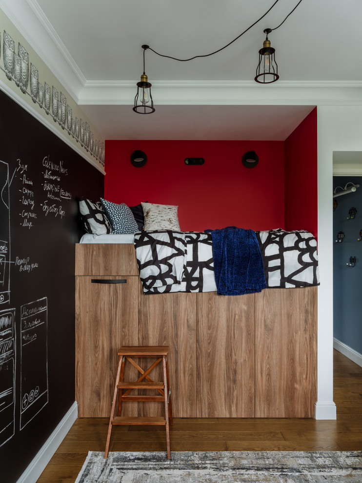 Esempio di una cameretta da letto contemporanea con pareti nere e pavimento marrone