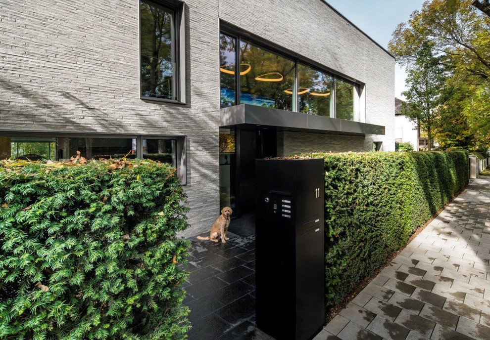 Geometrischer, Geräumiger, Halbschattiger Moderner Garten im Herbst mit Natursteinplatten in München