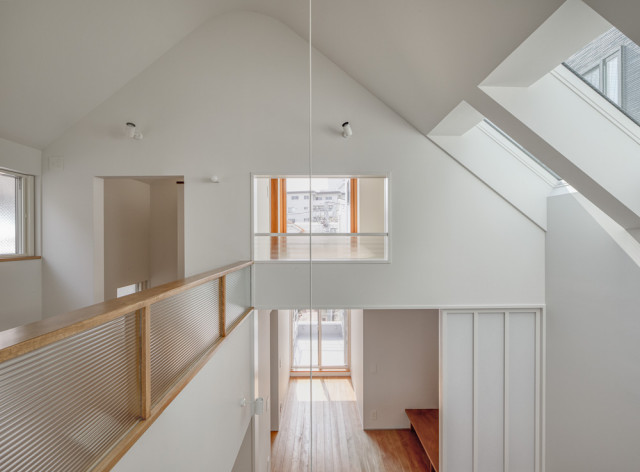 狭小地でも連続性で広さを感じる３階建ての家 moderne