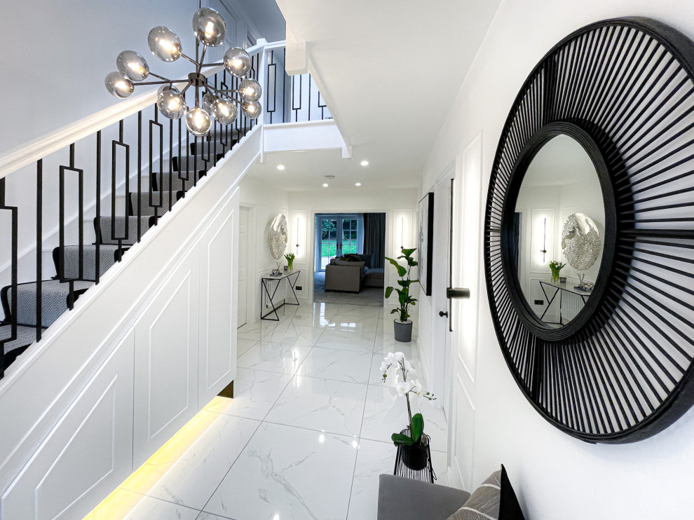 Esempio di un ingresso o corridoio moderno di medie dimensioni con pareti bianche, pavimento in gres porcellanato, pavimento bianco, soffitto a volta e pannellatura