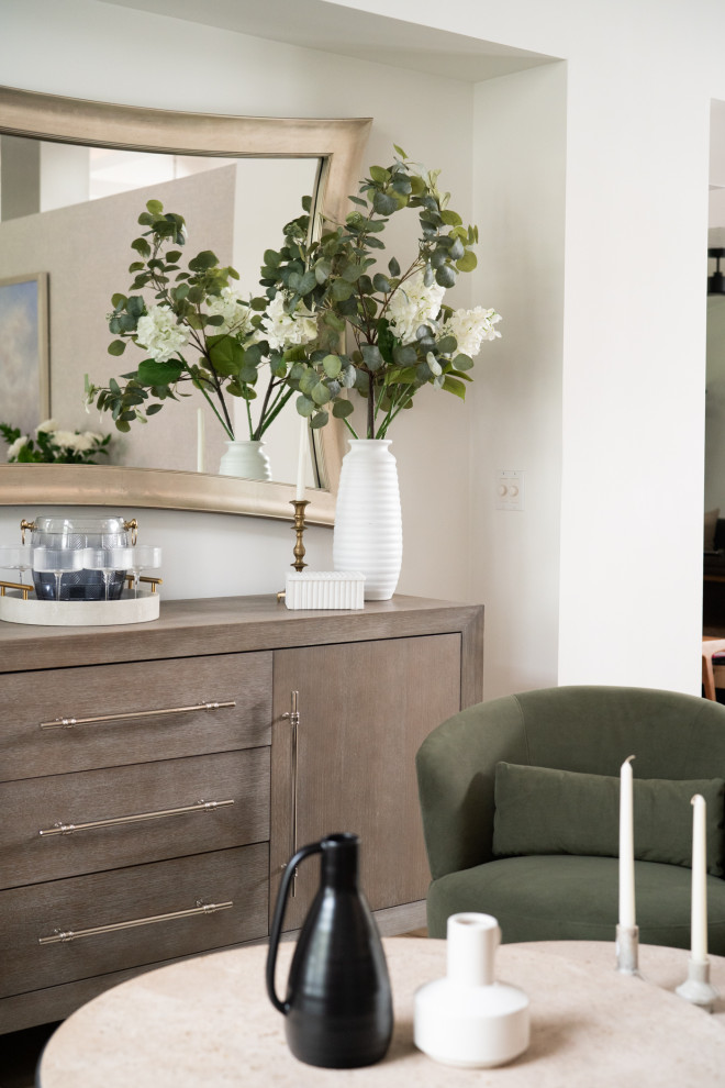 Example of a transitional home design design in Miami