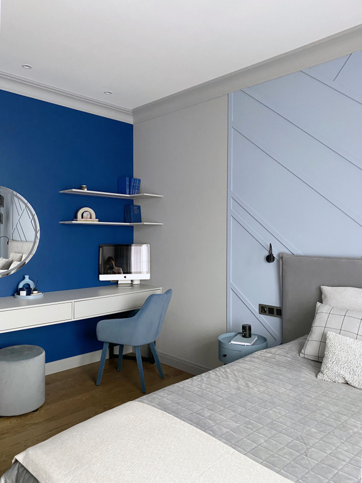 Пример оригинального дизайна: хозяйская спальня среднего размера в стиле неоклассика (современная классика) с синими стенами, паркетным полом среднего тона, коричневым полом, панелями на части стены и рабочим местом без камина