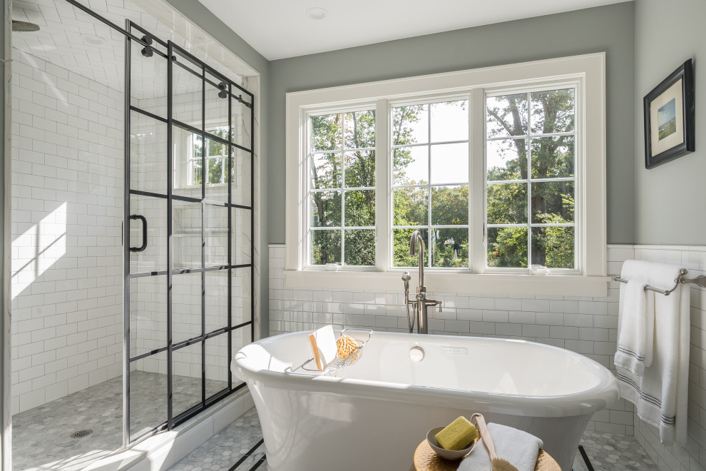 Idéer för att renovera ett stort vintage vit vitt en-suite badrum, med luckor med infälld panel, vita skåp, ett badkar med tassar, en dusch i en alkov, grå kakel, marmorkakel, gröna väggar, marmorgolv, ett undermonterad handfat, bänkskiva i kvarts, grått golv och dusch med skjutdörr