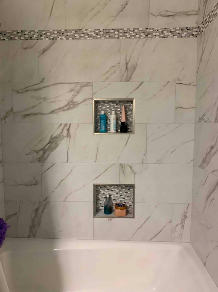 Свежая идея для дизайна: главная ванная комната среднего размера в стиле модернизм с фасадами в стиле шейкер, серыми фасадами, ванной в нише, душем в нише, белой плиткой, керамогранитной плиткой, зелеными стенами, полом из керамогранита, врезной раковиной, столешницей из кварцита, белым полом, шторкой для ванной, белой столешницей, нишей, тумбой под две раковины и встроенной тумбой - отличное фото интерьера