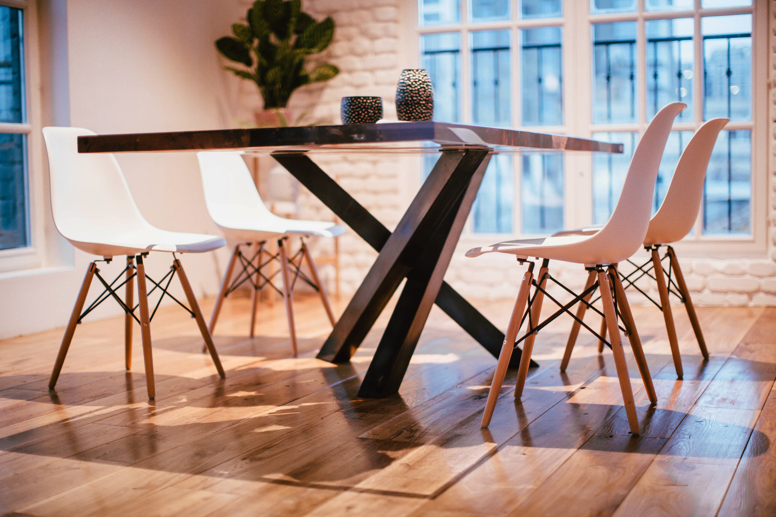 Стол из абрикоса и акрила