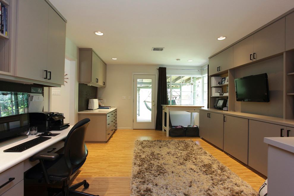This is an example of a modern home office in Houston.