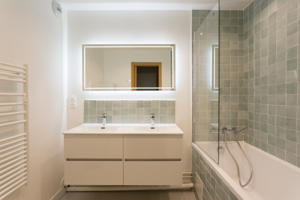 На фото: главная ванная комната среднего размера в современном стиле с плоскими фасадами, белыми фасадами, полновстраиваемой ванной, душем над ванной, раздельным унитазом, зеленой плиткой, терракотовой плиткой, белыми стенами, полом из керамической плитки, консольной раковиной, бежевым полом, душем с распашными дверями, белой столешницей, тумбой под две раковины и подвесной тумбой