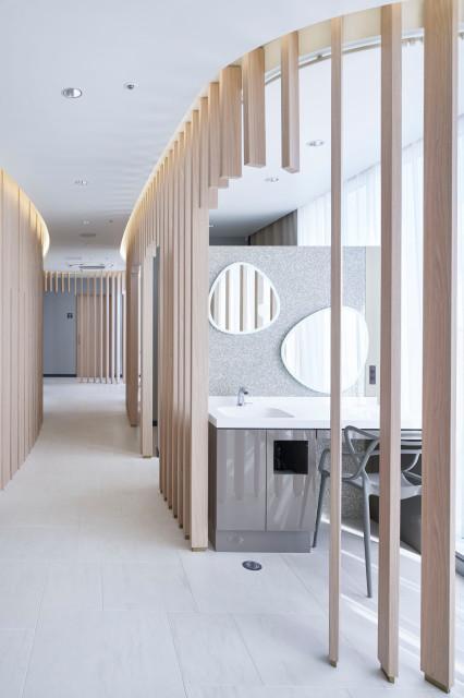 ルーバーで仕切られたお部屋 moderno-bagno-di-servizio
