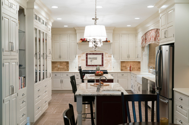 Elegant Colonial Kitchen in Point Ridge Farms-Camp Hill, PA klassisk-koekken