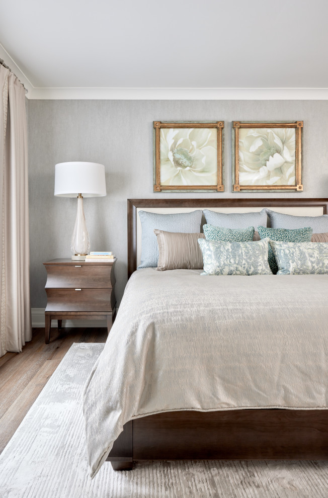 Свежая идея для дизайна: хозяйская спальня среднего размера в классическом стиле с серыми стенами, паркетным полом среднего тона и коричневым полом без камина - отличное фото интерьера