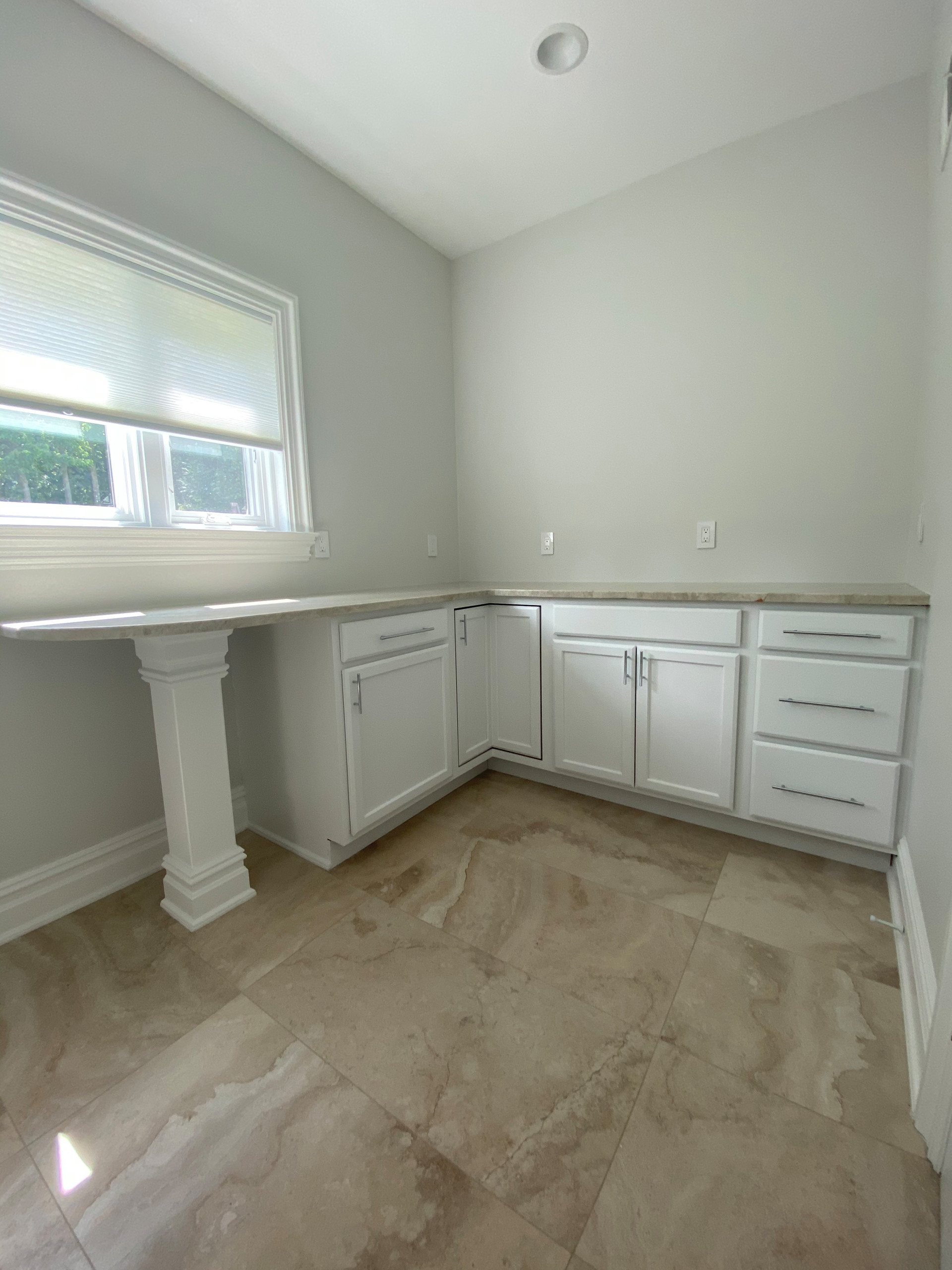 BEAUTIFUL QUART COUNTER TOPS IN CUSTOM DESIGNED LAUNDRY ROOM