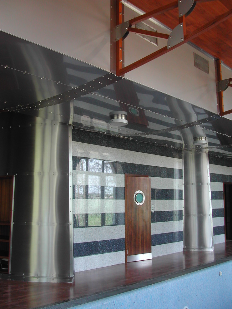 Нержавеющая сталь в интерьере бассейна загородного дома