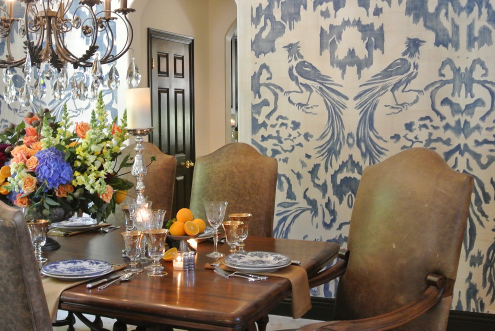 Exemple d'une salle à manger méditerranéenne de taille moyenne avec un mur bleu, parquet foncé, une cheminée standard, un sol marron et du papier peint.