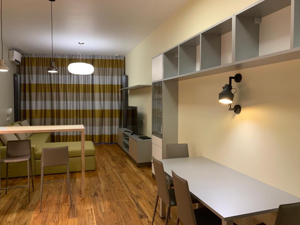 Idée de décoration pour une salle à manger ouverte sur le salon design de taille moyenne avec un mur beige, un sol en bois brun, un sol beige, un plafond décaissé et du papier peint.