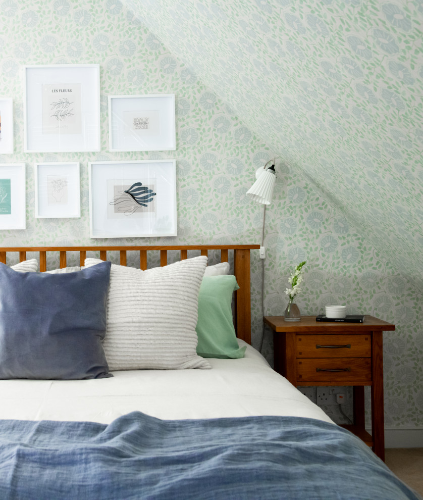 На фото: спальня в современном стиле с ковровым покрытием и обоями на стенах