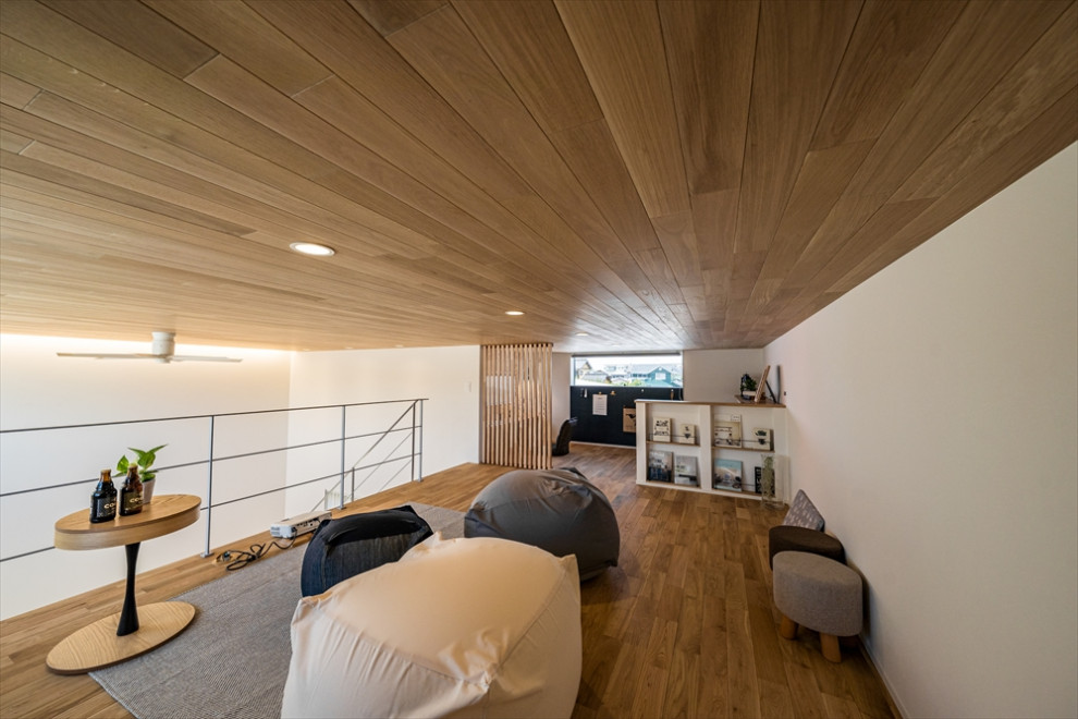 Immagine di un ufficio moderno con pareti bianche, pavimento in legno massello medio, scrivania incassata, soffitto in legno e carta da parati