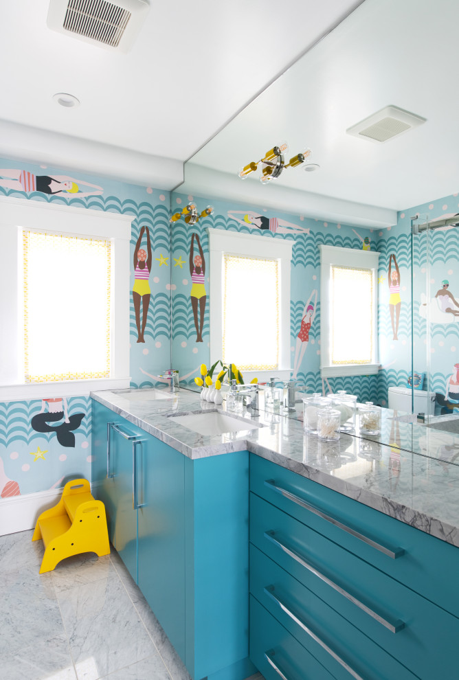 Идея дизайна: маленькая детская ванная комната в стиле неоклассика (современная классика) с плоскими фасадами, синими фасадами, открытым душем, унитазом-моноблоком, серой плиткой, керамической плиткой, разноцветными стенами, полом из керамической плитки, врезной раковиной, столешницей из кварцита, серым полом, открытым душем, серой столешницей, тумбой под две раковины, встроенной тумбой и обоями на стенах для на участке и в саду