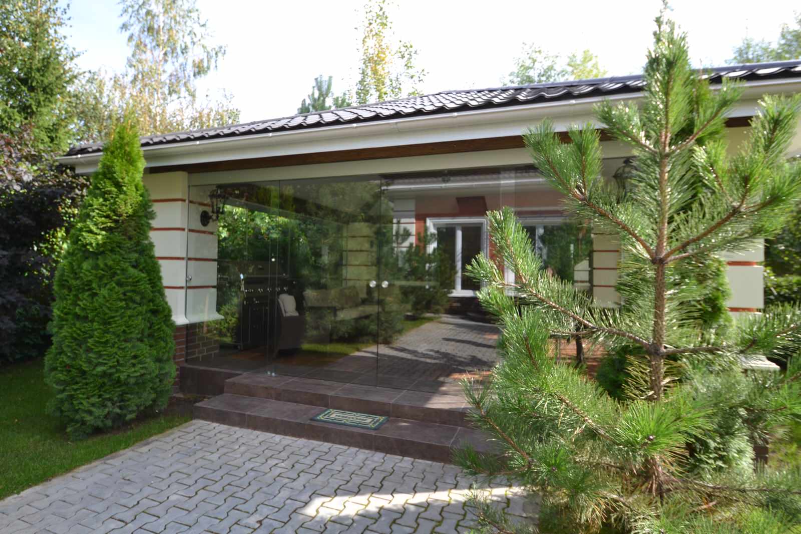 Беседка на приусадебном участке дома