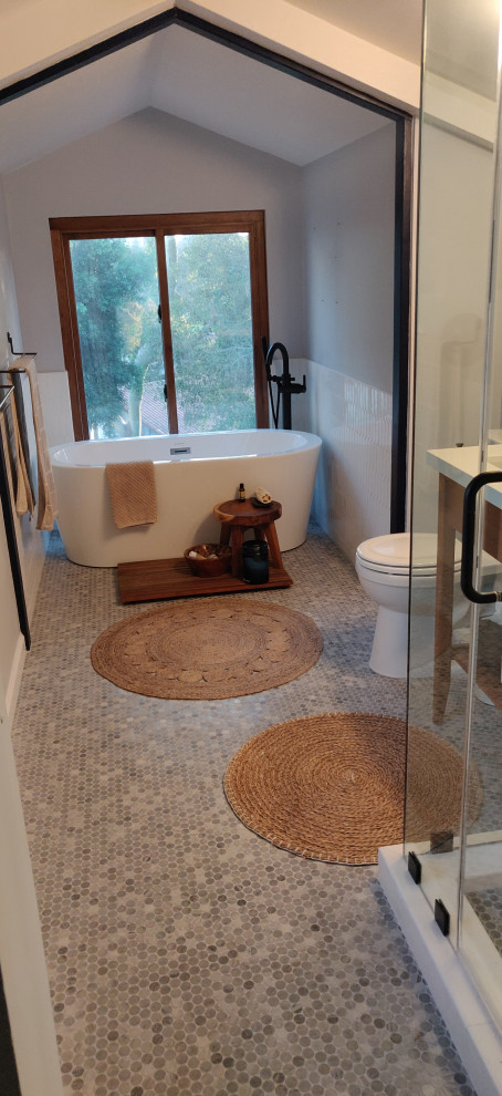 Пример оригинального дизайна: детская ванная комната среднего размера в стиле неоклассика (современная классика) с фасадами в стиле шейкер, белыми фасадами, отдельно стоящей ванной, угловым душем, раздельным унитазом, белой плиткой, керамогранитной плиткой, полом из мозаичной плитки, врезной раковиной, столешницей из искусственного кварца, разноцветным полом, душем с распашными дверями, нишей, тумбой под одну раковину и напольной тумбой