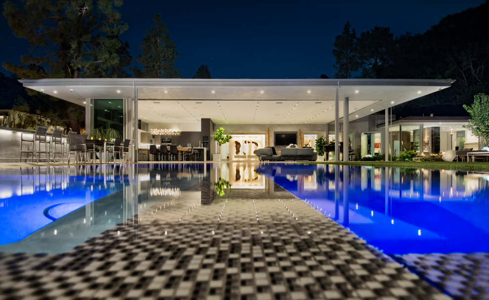 Foto di una piscina minimalista rettangolare di medie dimensioni e dietro casa con una vasca idromassaggio