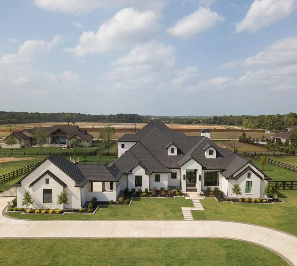 Example of a large transitional home design design in Houston