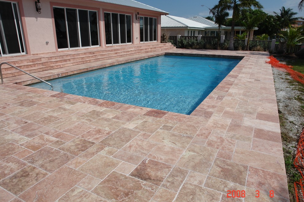 Diseño de piscina in patio trasero With adoquines de piedra natural