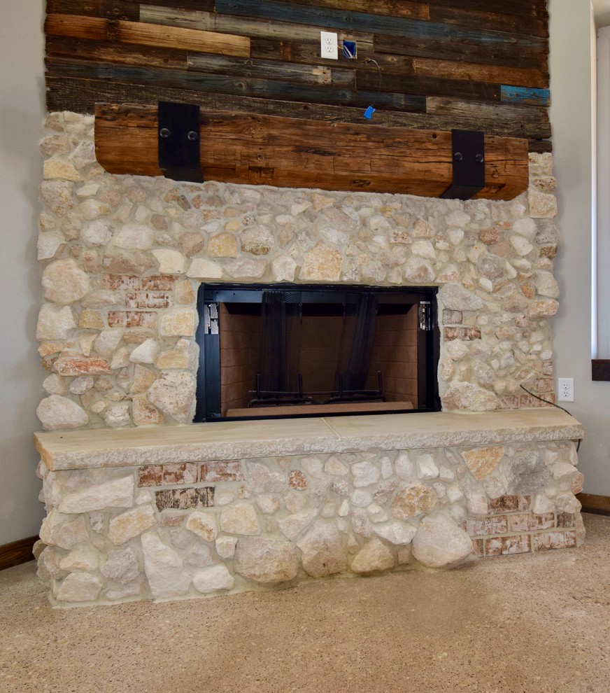 Example of a mountain style home design design in Austin