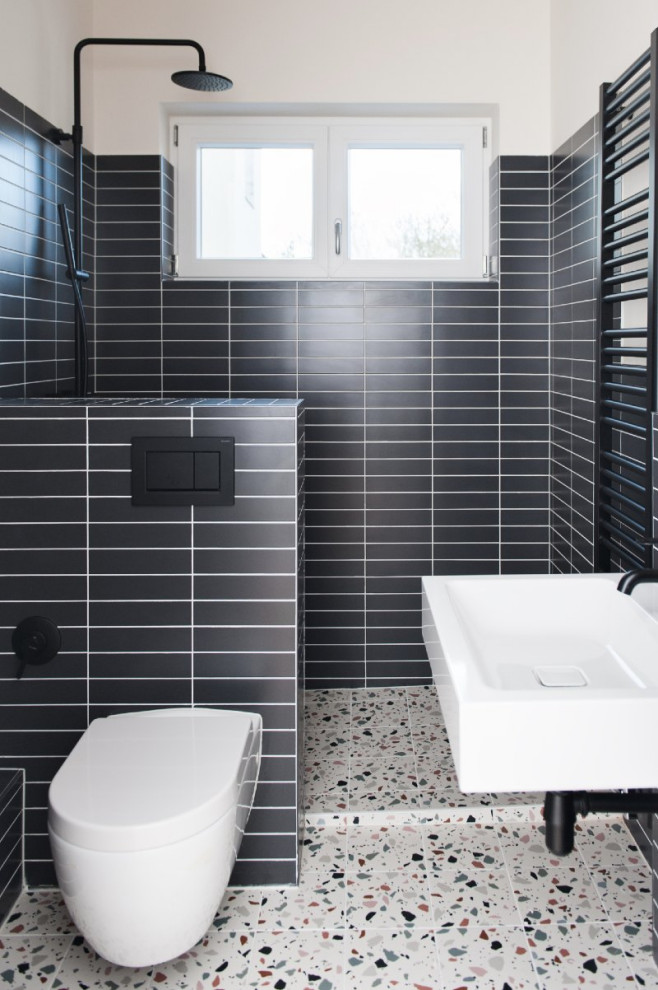 Mittelgroßes Modernes Badezimmer mit Einbaubadewanne, Wandtoilette mit Spülkasten, grünen Fliesen, Keramikfliesen, weißer Wandfarbe und schwarzem Boden in Berlin