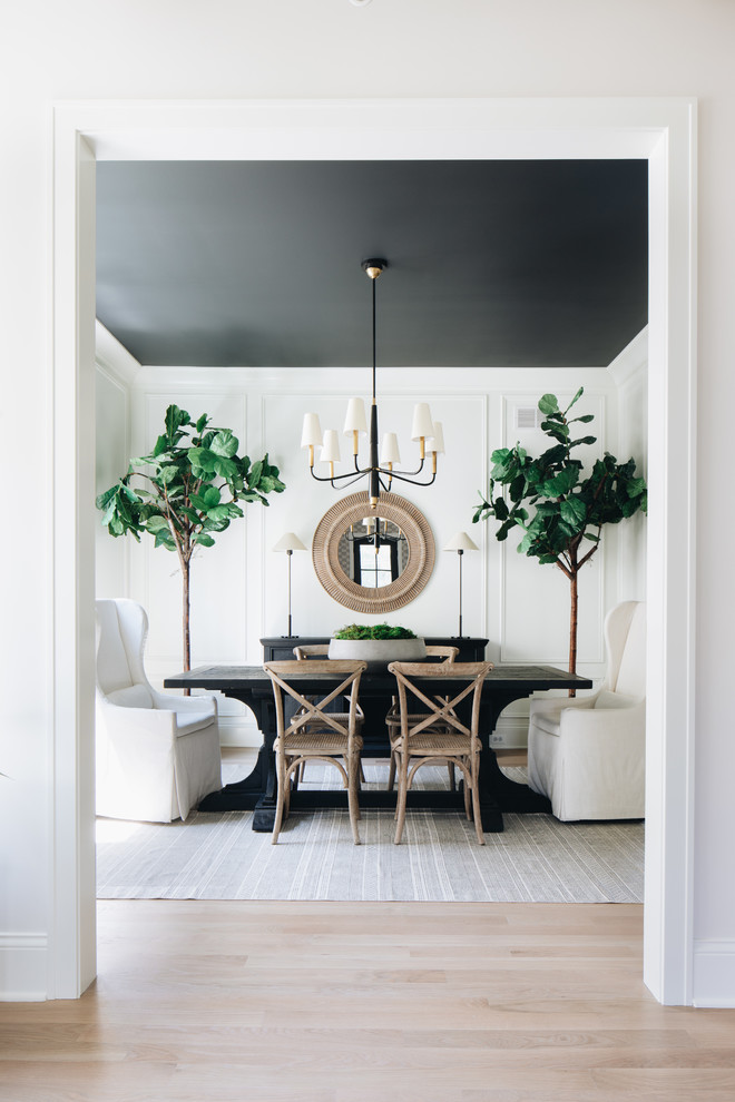 Idée de décoration pour une salle à manger tradition.