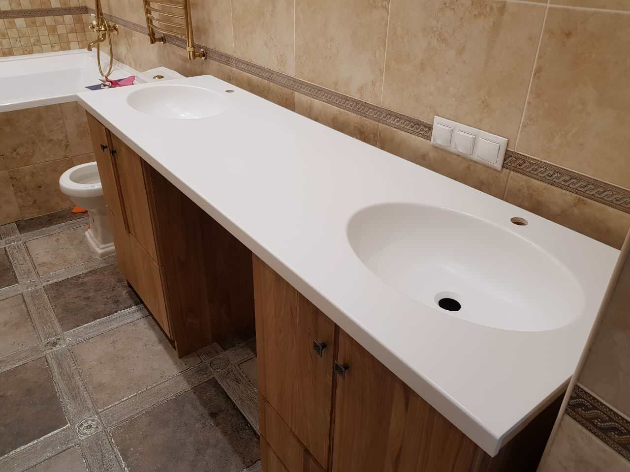 Столешница из искусственного камня белого цвета в ванную