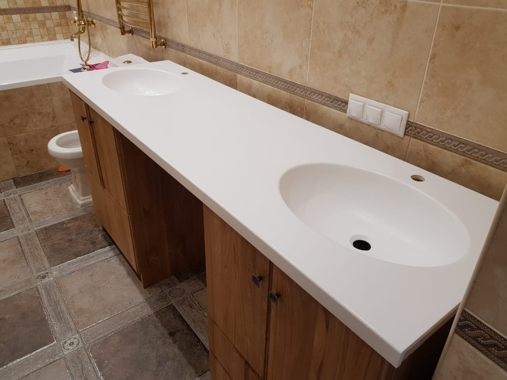 Столешница из искусственного камня белого цвета в ванную