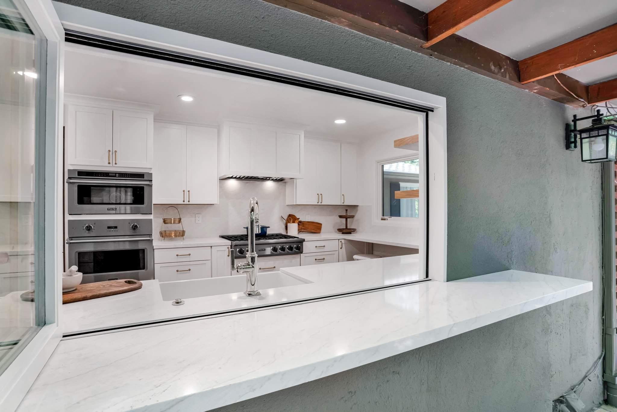 Example of a kitchen design in San Francisco