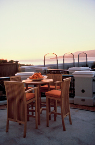 Photo of a mid-sized beach style rooftop full sun formal garden for winter in San Francisco with natural stone pavers.