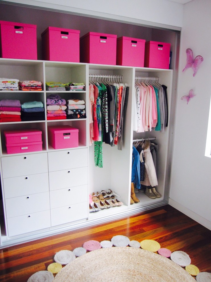 Photo of a mid-sized contemporary kids' bedroom for girls and kids 4-10 years old in Sydney.