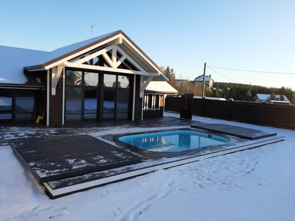 Inspiration pour une piscine hors-sol rustique de taille moyenne avec une cour et une terrasse en bois.